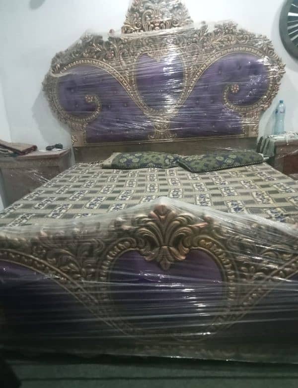 king size heavy wooden bed 2 side tables 1 dressing table 0