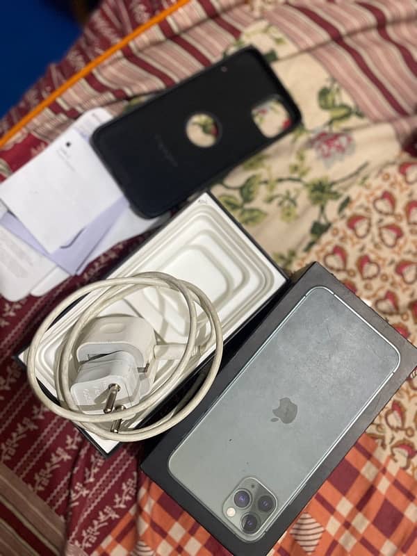 i phone 11 pro max 10/10 waterpack with orignal box pta approved dual 0