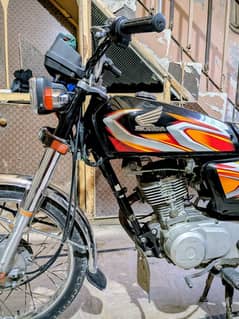 Honda cg 125 2022 model 6 manth ki ha Karachi nambar ha exchange posbl