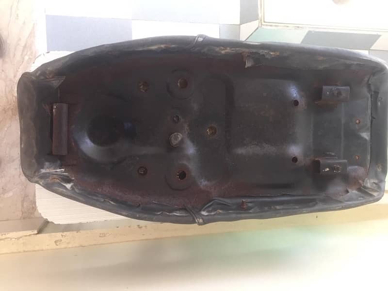 Suzuki sprinter genuine seat for sale in Karachi. 3