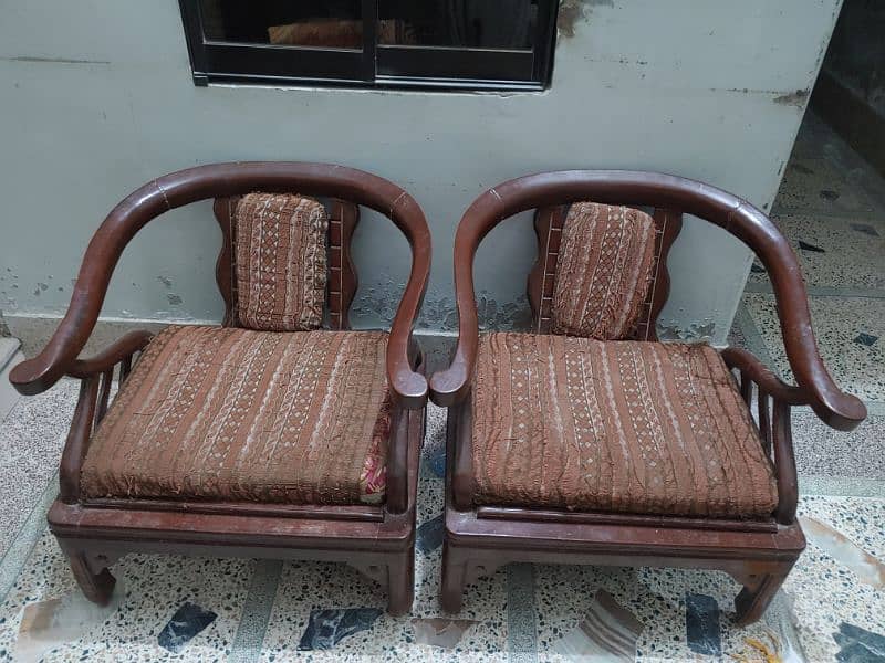 Carte Tariwala 5-seater sofa set with center table . 4