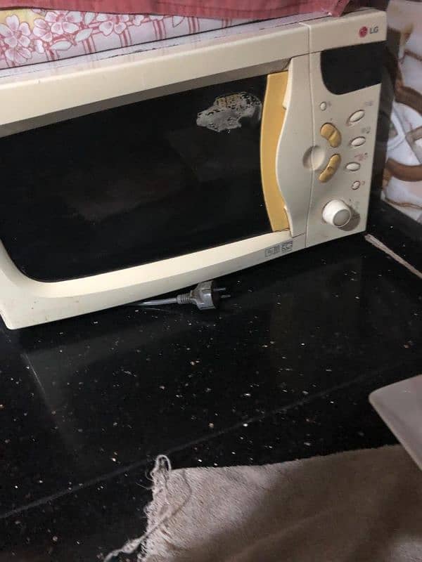 The LG MS-253MD microwave 0