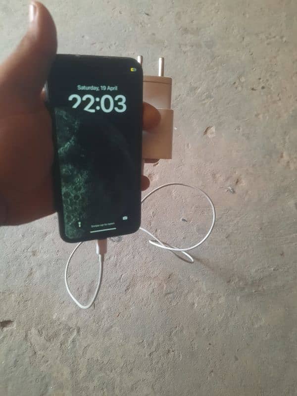 i phone x 64gb pta aprove with originall charger 9