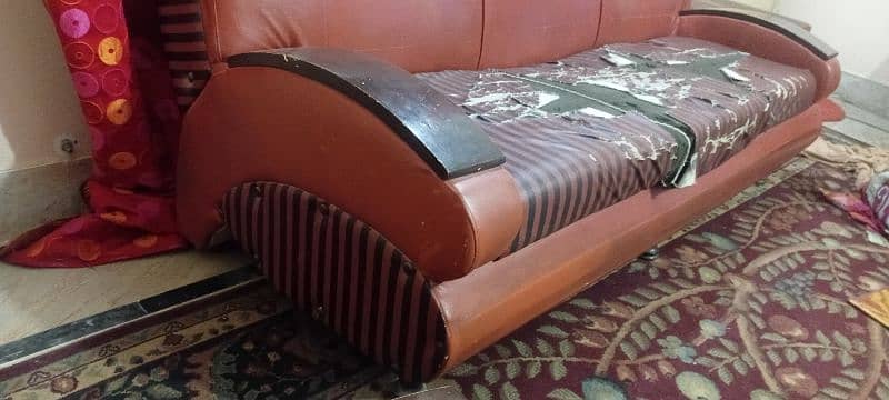 7 Seater Sofa, No damage, foam behtreen hy. sirf covers change kewanay 6