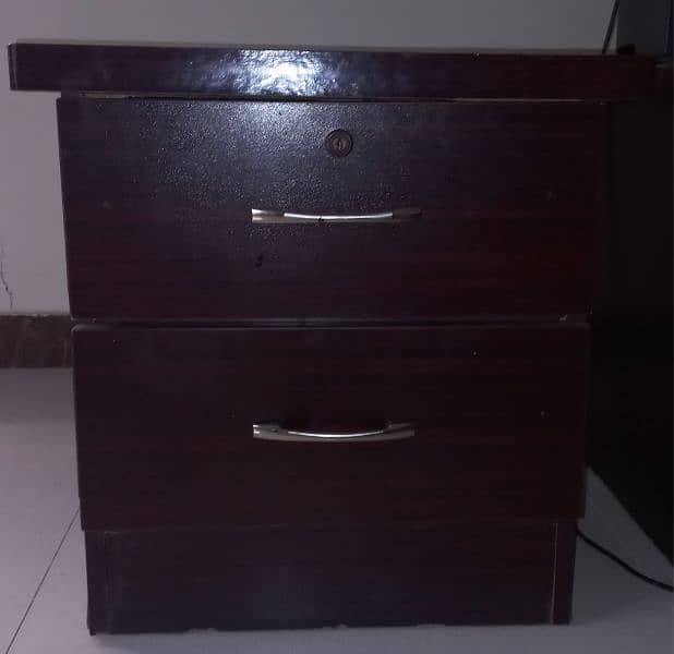 Side tables in excellent condition for King/queen and single. 0