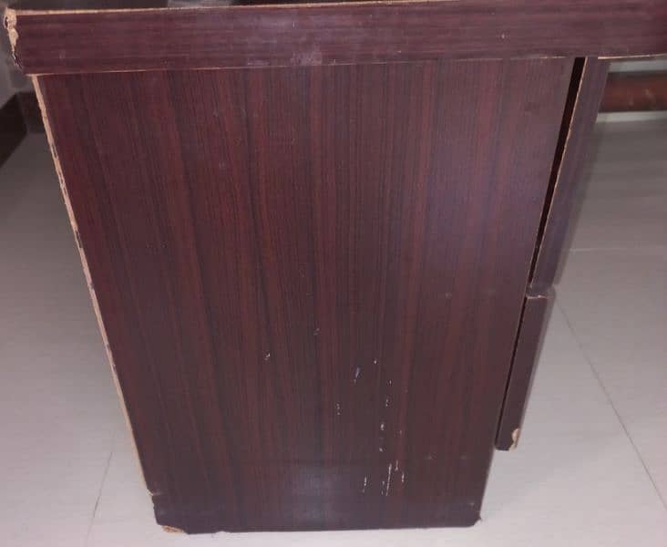 Side tables in excellent condition for King/queen and single. 2