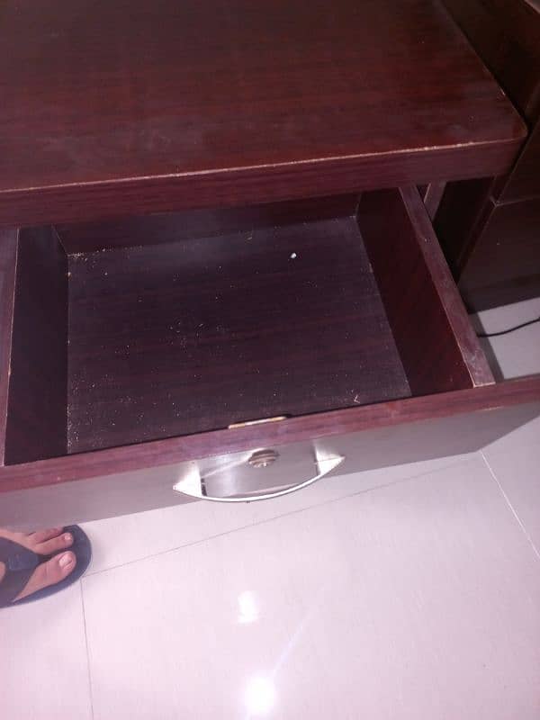 Side tables in excellent condition for King/queen and single. 4