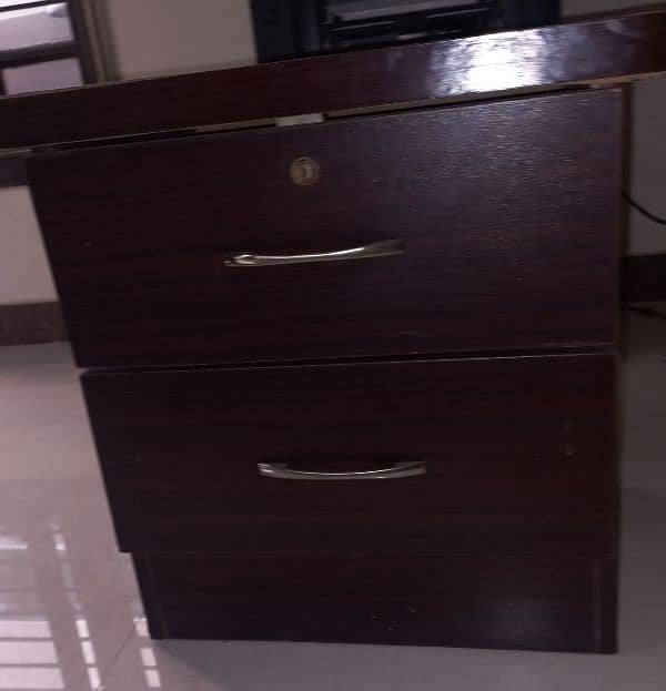 Side tables in excellent condition for King/queen and single. 5