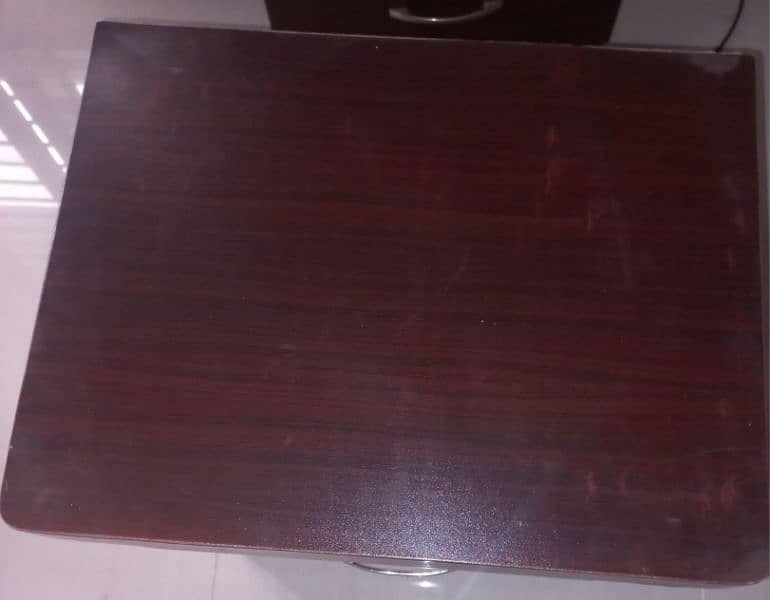Side tables in excellent condition for King/queen and single. 6