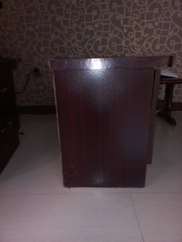 Side tables in excellent condition for King/queen and single. 7