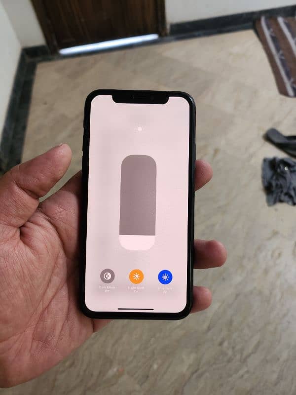 iphone xs 64gb in good cndtion 4 month sim time 2