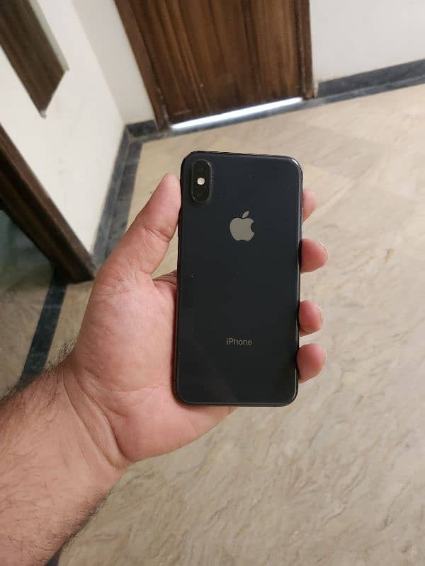 iphone xs 64gb in good cndtion 4 month sim time 3