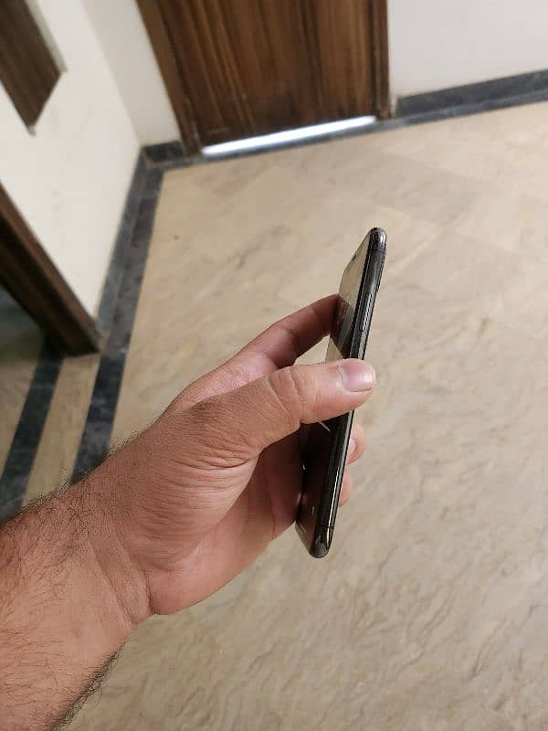iphone xs 64gb in good cndtion 4 month sim time 4