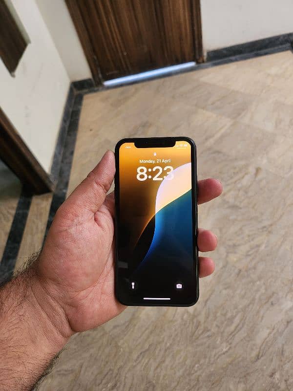 iphone xs 64gb in good cndtion 4 month sim time 5