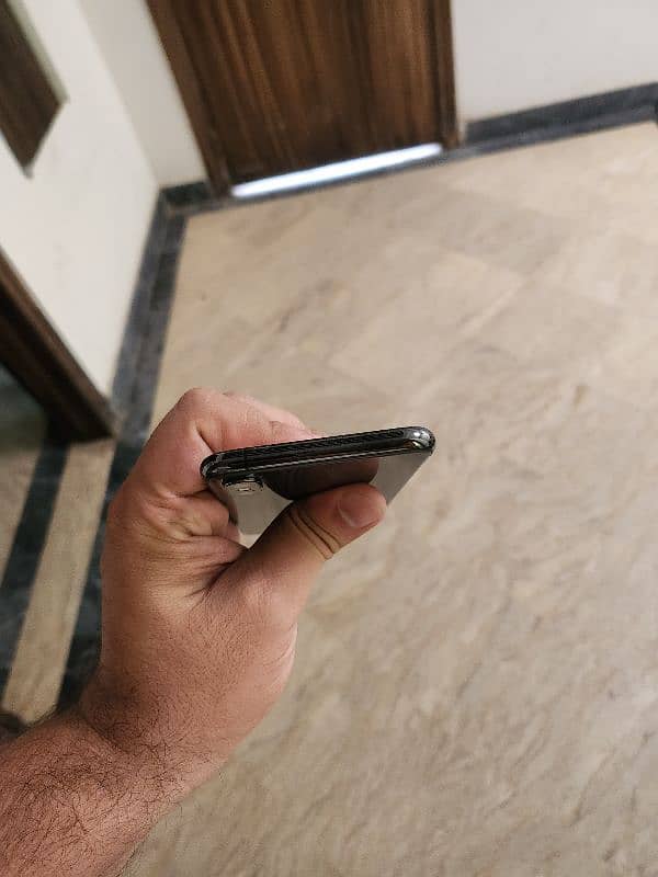 iphone xs 64gb in good cndtion 4 month sim time 6