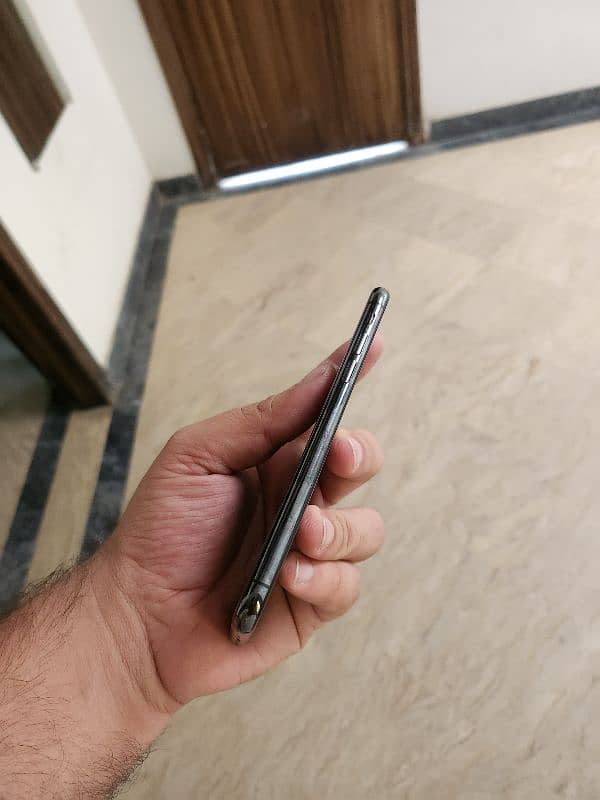 iphone xs 64gb in good cndtion 4 month sim time 7