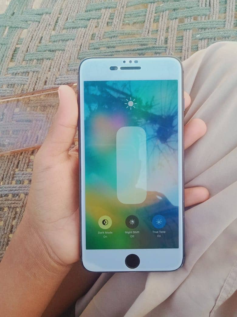 iPhone 8 Plus 28,000 2