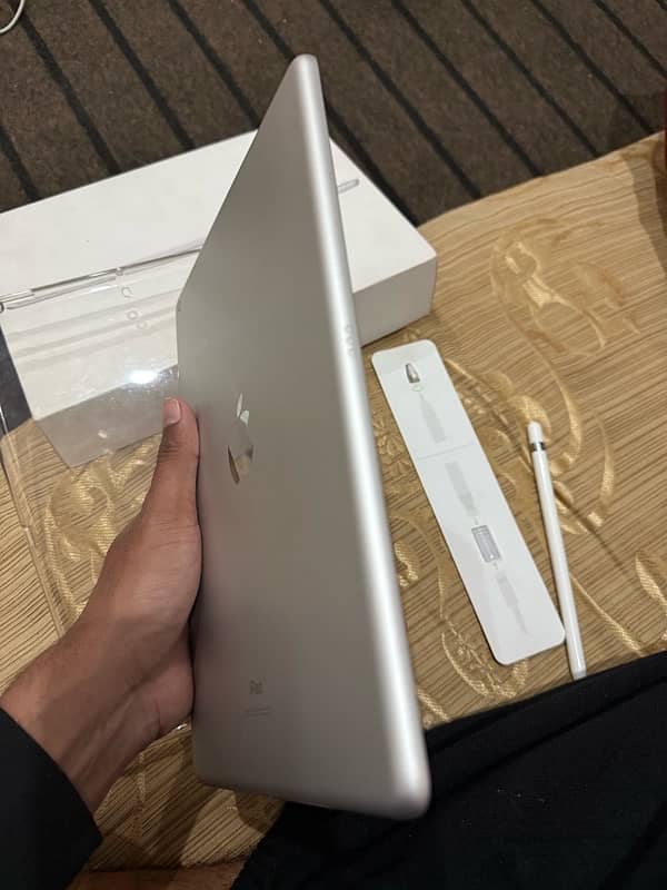 iPad 9 generation        key board       Apple Pencil 8