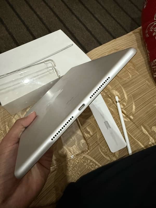 iPad 9 generation        key board       Apple Pencil 10