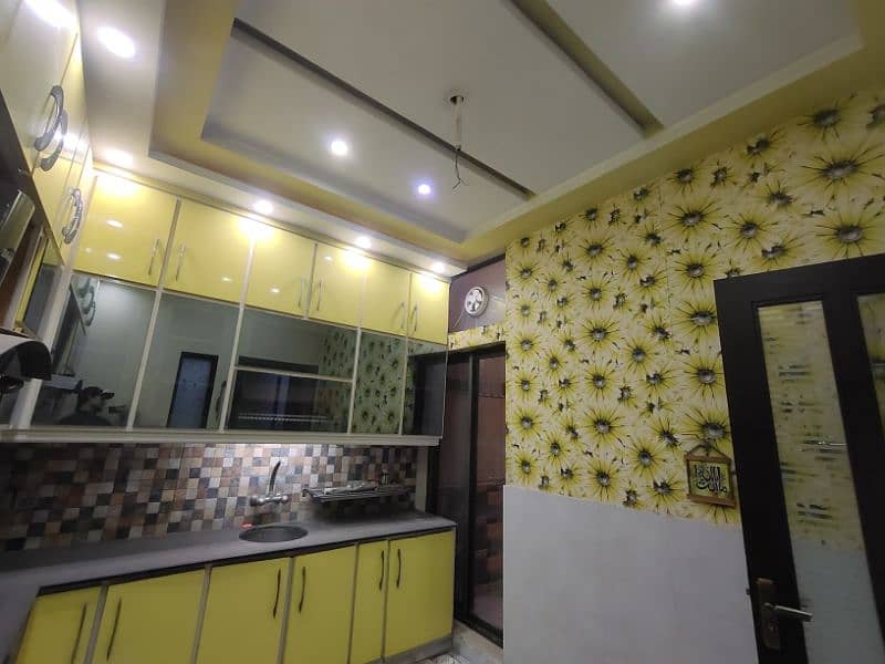 URGENT! 5 Rooms + 3 story+ 2 kitchens, 5 marla, Model city 1 7