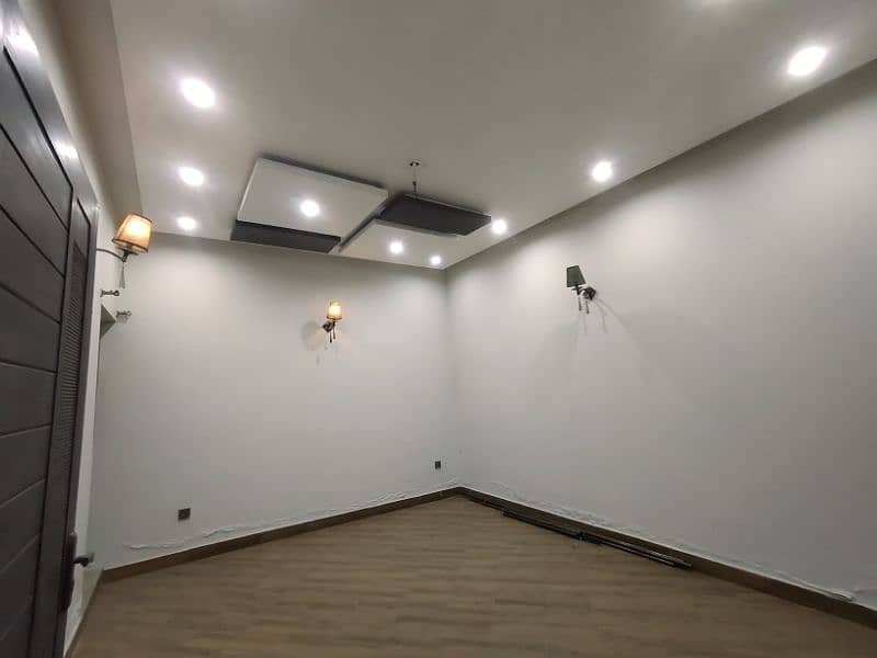 URGENT! 5 Rooms + 3 story+ 2 kitchens, 5 marla, Model city 1 9