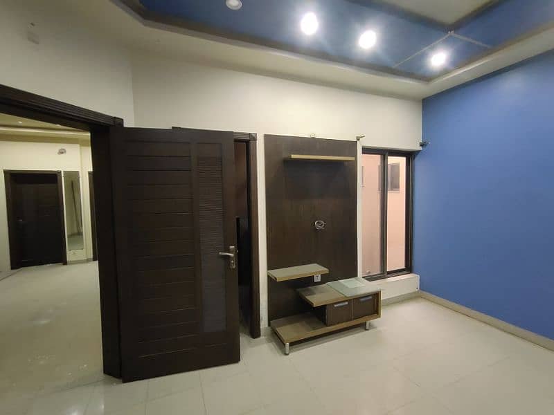 URGENT! 5 Rooms + 3 story+ 2 kitchens, 5 marla, Model city 1 14