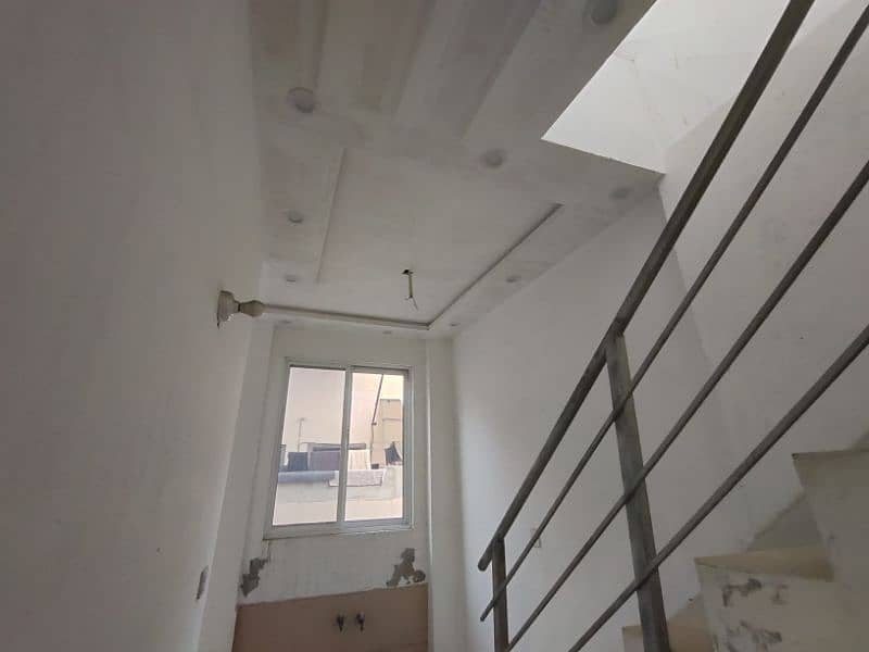 URGENT! 5 Rooms + 3 story+ 2 kitchens, 5 marla, Model city 1 18