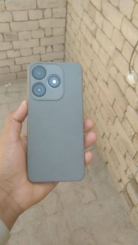 4+4=8.128GB box open kiye hoye 6 month hoye ha 9/10 condition 2