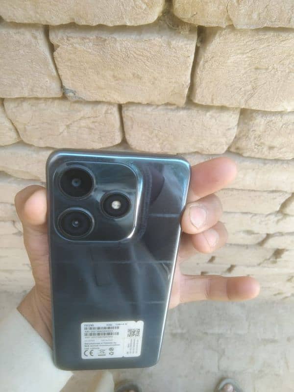 4+4=8.128GB box open kiye hoye 6 month hoye ha 9/10 condition 4