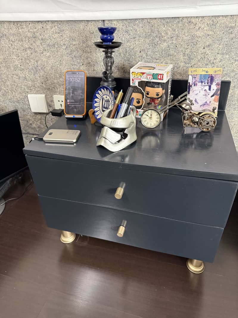 2 side tables/drawers 0