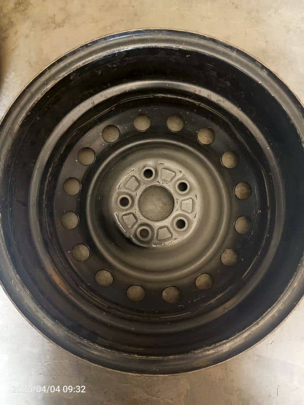 4 Rims GLi gare ka  Neu car sa autra hn. . 15000 1