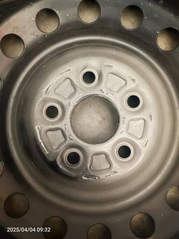 4 Rims GLi gare ka  Neu car sa autra hn. . 15000 2
