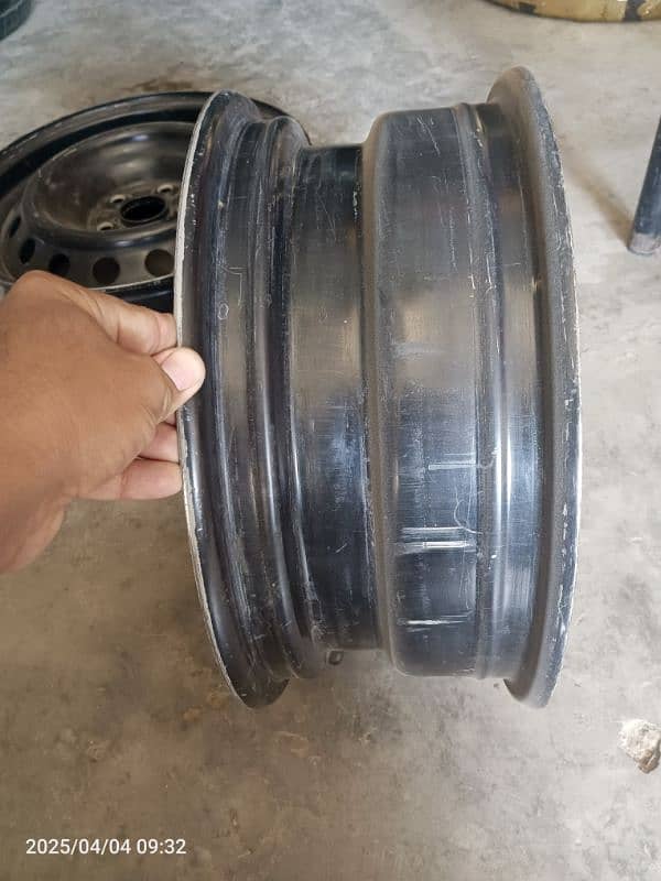 4 Rims GLi gare ka  Neu car sa autra hn. . 15000 4