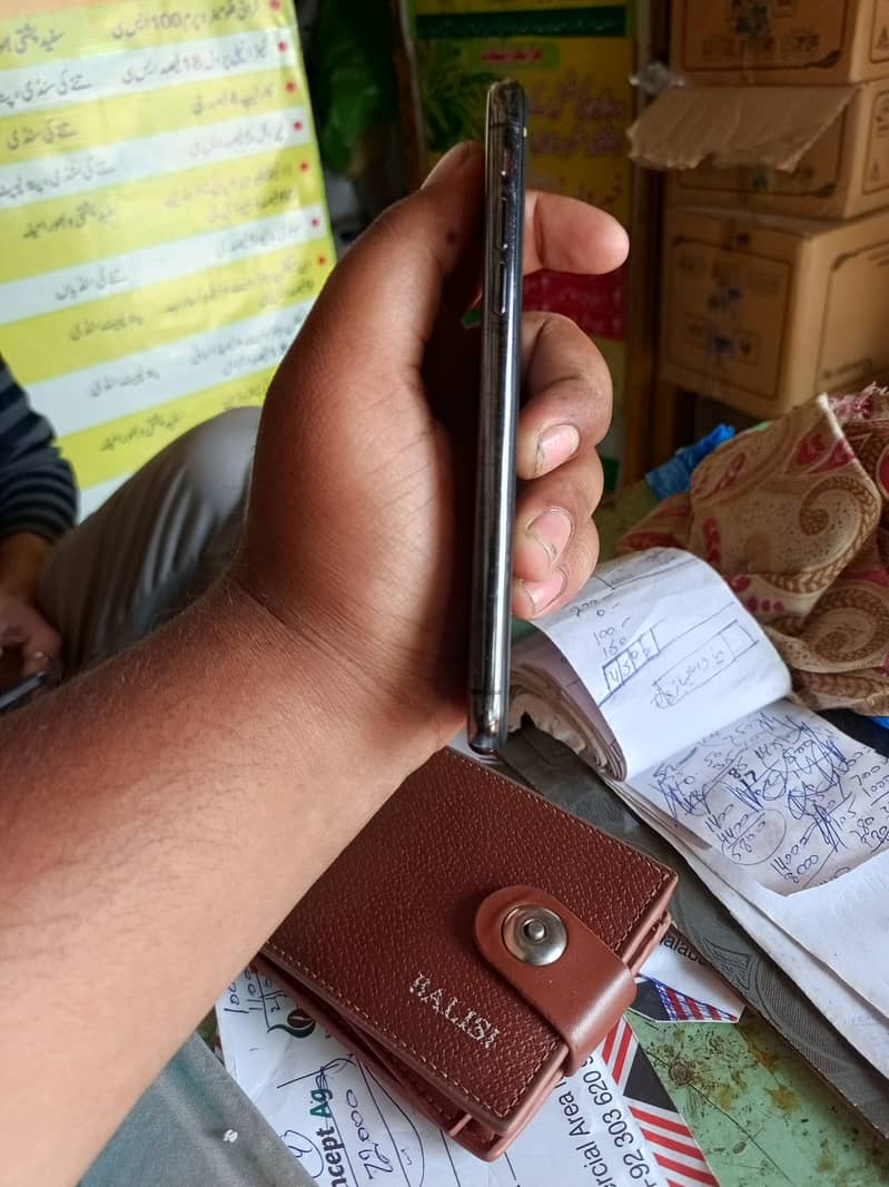 Apple iPhone X 4
