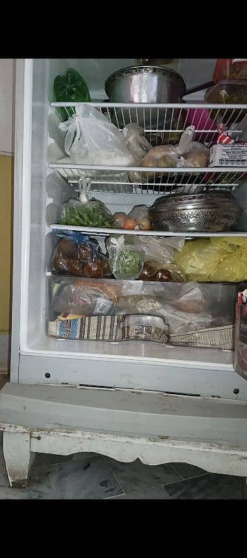 Dawlance Medium Size Fridge 9