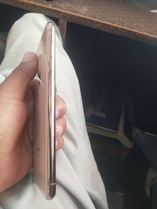 Apple iPhone XS Max 3