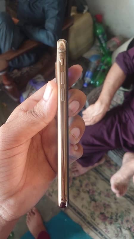 iPhone XS gold colour 10/9.8 1