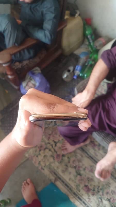 iPhone XS gold colour 10/9.8 2