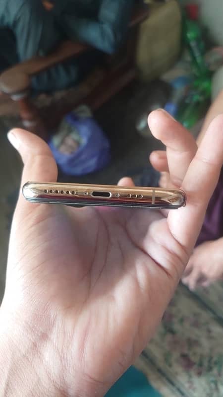 iPhone XS gold colour 10/9.8 3