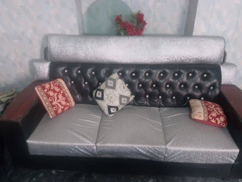 25000,black and silver sofa set 3seater, 2seater 0