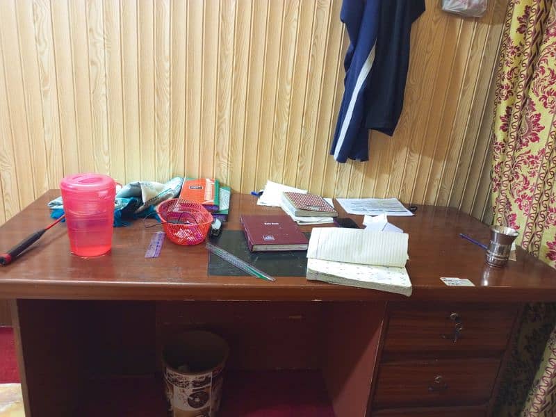 Office Table 6×3 feet. Used like New. Lush Condition. 3 Lockers. 1