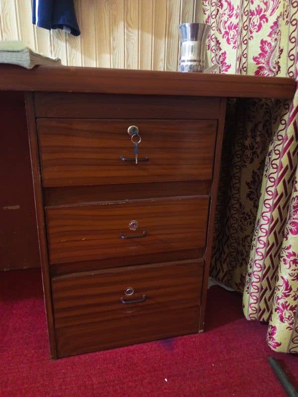 Office Table 6×3 feet. Used like New. Lush Condition. 3 Lockers. 2