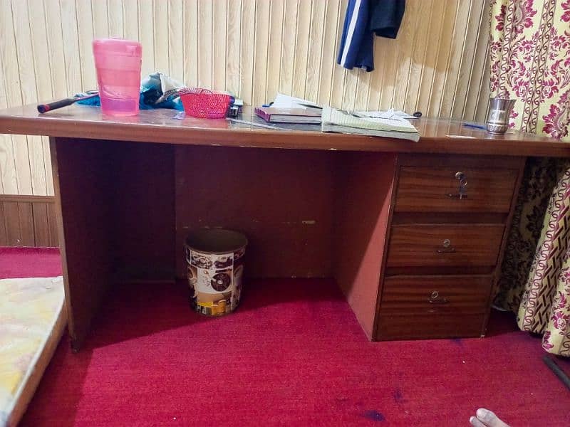 Office Table 6×3 feet. Used like New. Lush Condition. 3 Lockers. 3