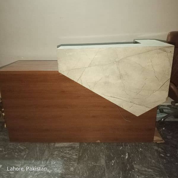 Receptionist Counter 0