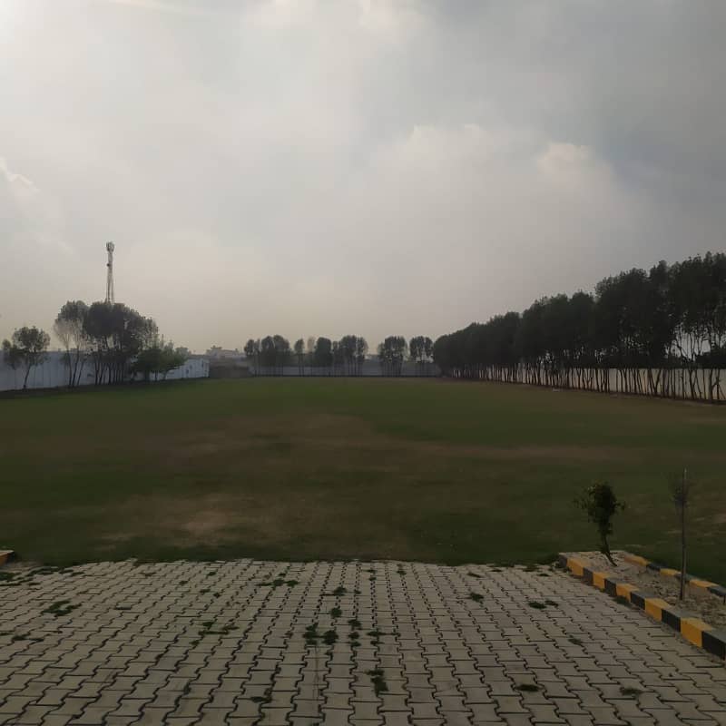 BIG PLOT 10 KANAL IN MAIN CANTT 0