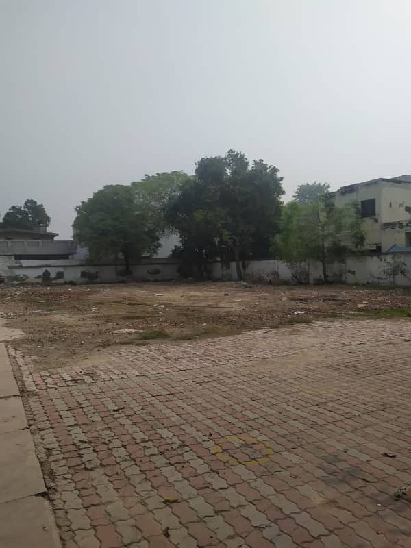 BIG PLOT 10 KANAL IN MAIN CANTT 3