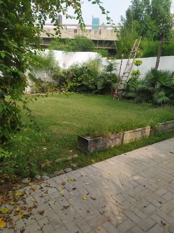 BIG PLOT 10 KANAL IN MAIN CANTT 4