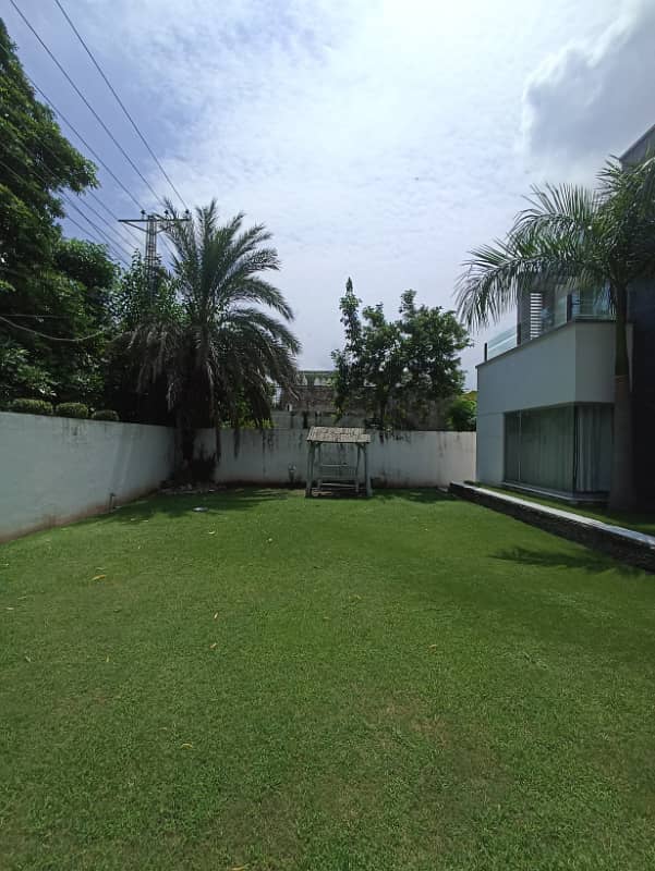 BIG PLOT 10 KANAL IN MAIN CANTT 8