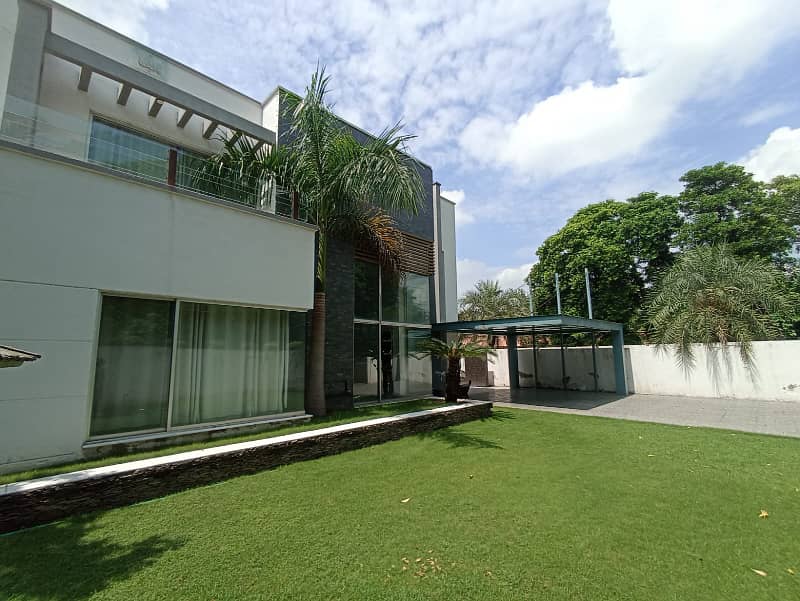 BIG PLOT 10 KANAL IN MAIN CANTT 11