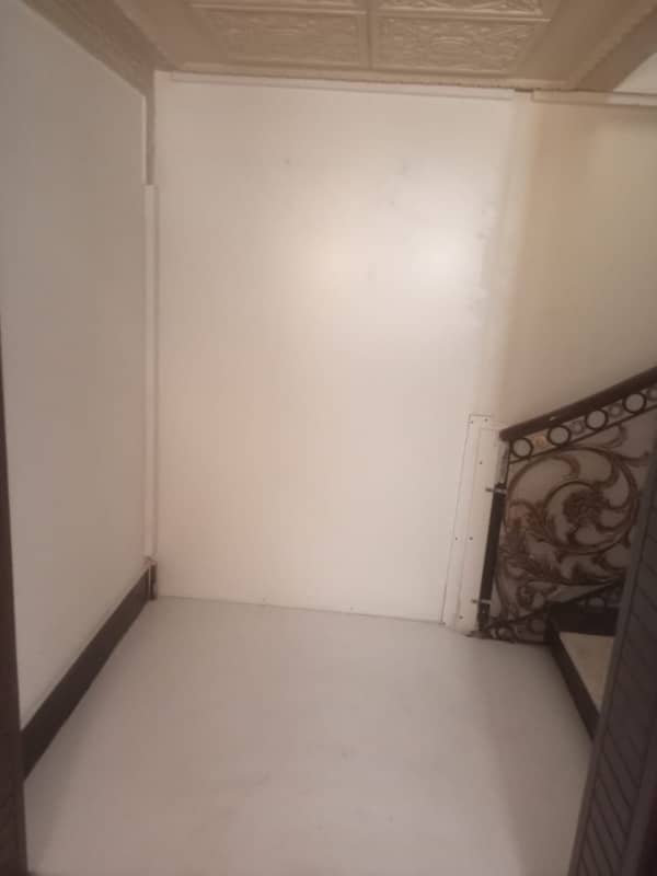 Corner Seprate Gate One Kanal Upper Portion Available For Rent 4